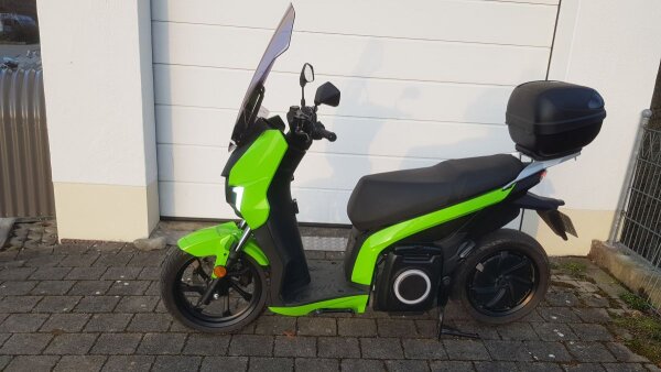 Silence S01 Connected E-Roller grün, EZ 9/20, 12000km, 5,6 KWh Lith.Akku, App, hohes Windschild, Träger, 29l Koffer, Handytasche, Spiegelverbreiterung